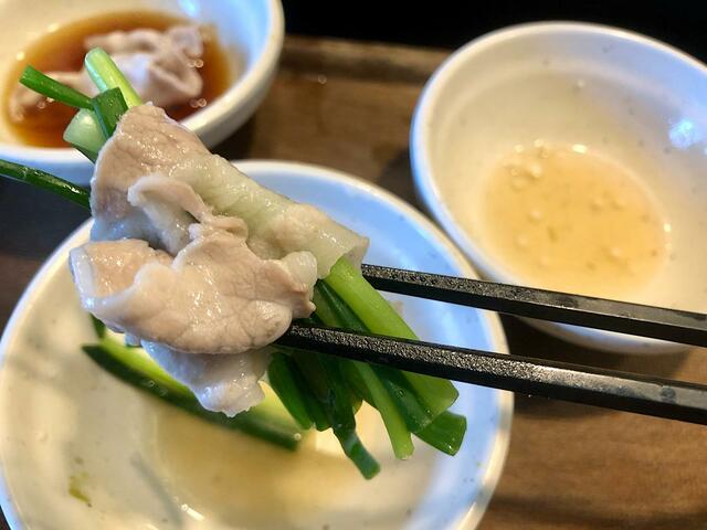 【しゃぶ葉　豚バラ　しゃぶしゃぶ食べ放題コース】】豚バラ肉はそのまま食べても美味しいですが、野菜を巻いて一緒に食べるのもおすすめです