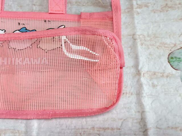 底部やサイド、内側ポケットにメッシュ生地を使用