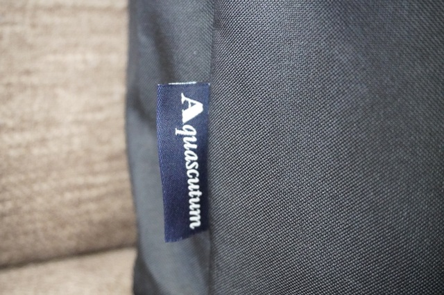 【『GLOW（グロー）4月号』付録「Aquascutum（アクアスキュータム）」トートバッグ】バッグ外側にはブランドのタグ付き