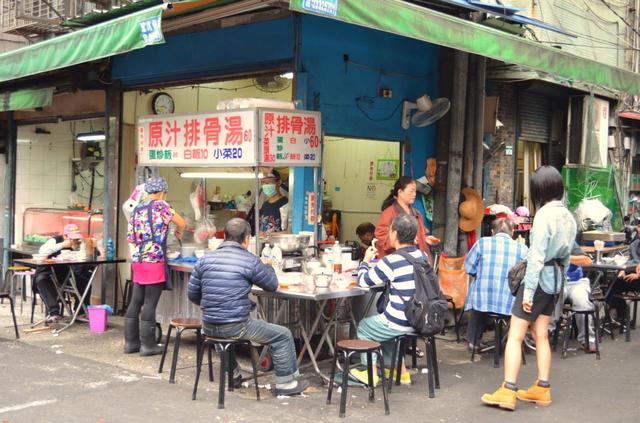 人気店『梧州街 原汁排骨湯』は夕方から夜にかけては待つこともあるが、回転は早い