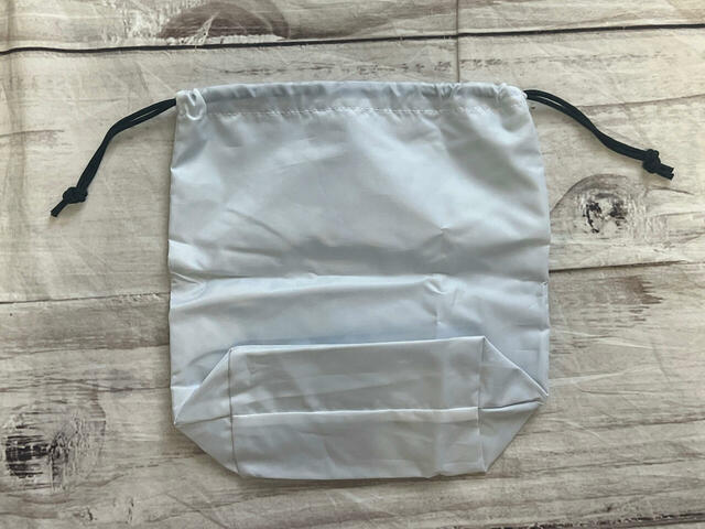 バックは装飾がないシンプルなデザイン