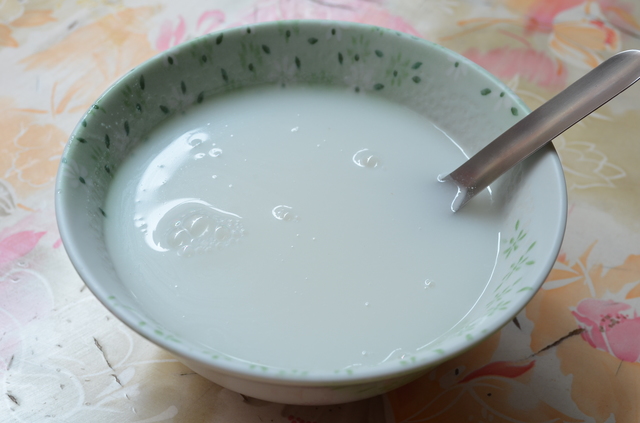 シンプルだが、ほのかなアーモンドの香りが病みつきになる杏仁茶