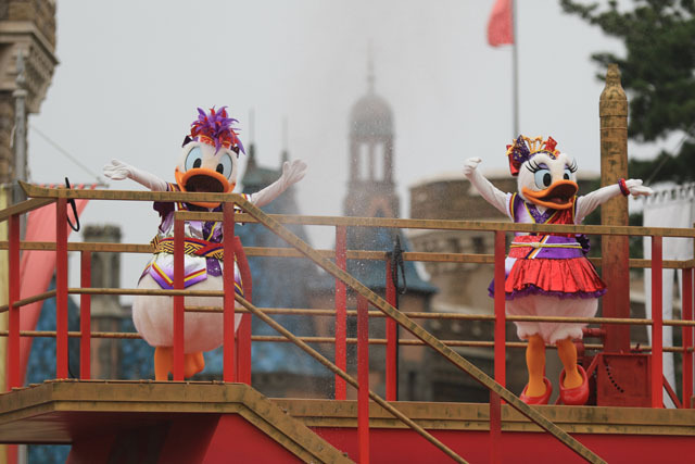 ずぶ濡れエンターテイメント「雅涼群舞」／TDL「ディズニー夏祭り」2015（撮影：YOSHI）