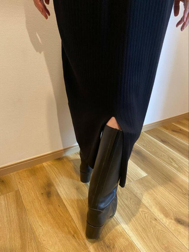 【AMERICAN HOLIC バイパチリブヘンリーニットワンピース】スリットは深すぎず、ちょうどいい歩きやすさです♪