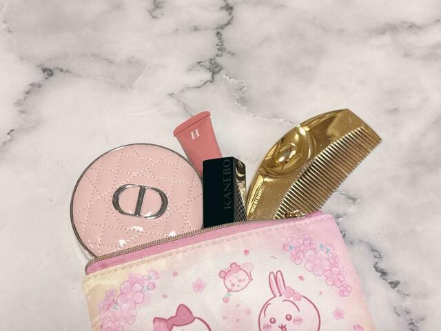 リップ2本とクッションファンデ、コームが収納可能。絶妙なサイズ感が◎