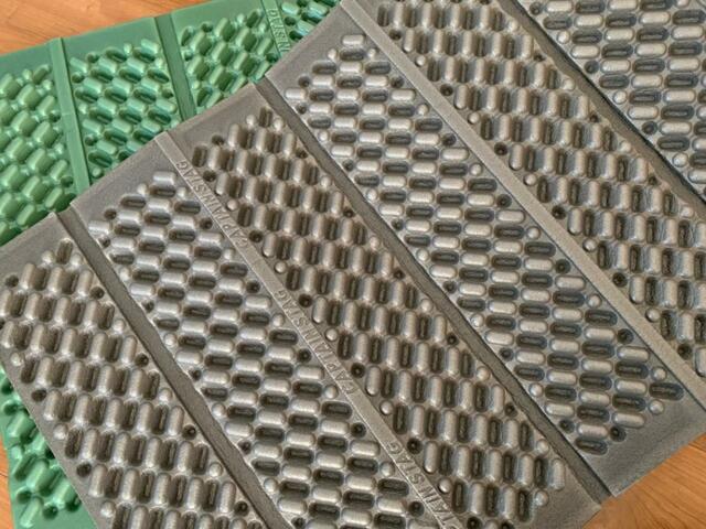 【CAPTAIN STAG EVAフォームマット】表面が緑で裏面は黒っぽいグレーです