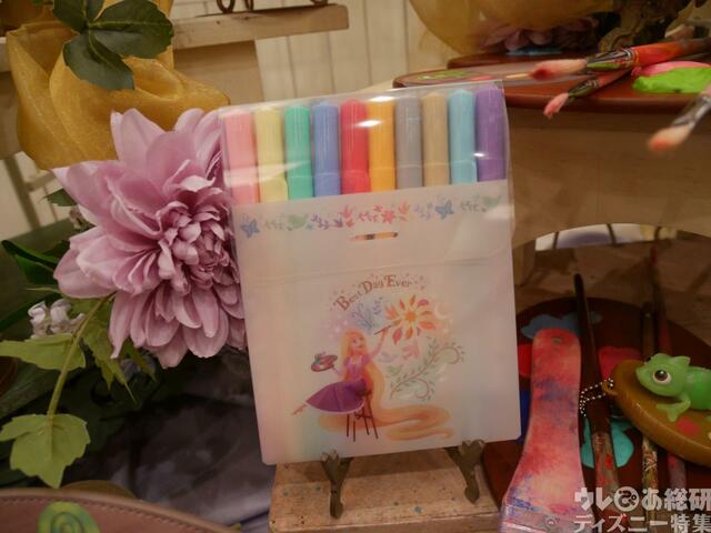 カラーペンセット 2,100円｜「ラプンツェルのランタンフェスティバル」をテーマにしたグッズ｜東京ディズニーシー新テーマポート「ファンタジースプリングス」｜販売店舗：東京ディズニーシー「エンポーリオ」｜発売日：2024年5月28日（火）