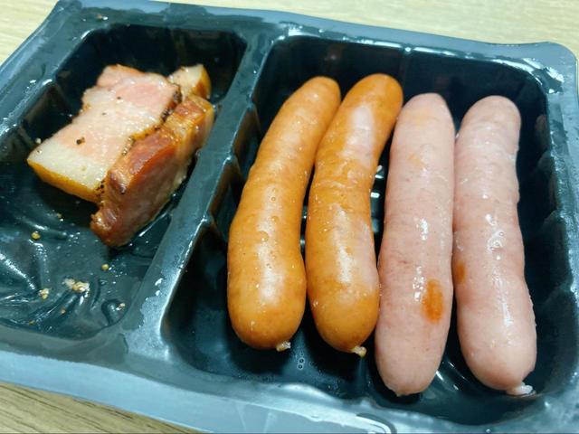 【ローソン　2種のソーセージ＆ペッパーベーコン】嬉しいポークソーセージ2種とペッパーベーコンの3種類