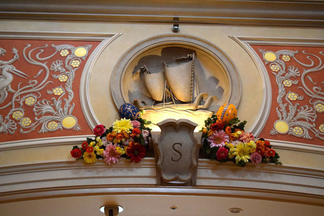 初めてイースター装飾が施された東京ディズニーシー・ホテルミラコスタ ©Disney