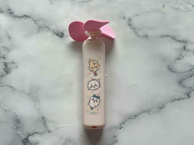 淡いピンクにちいかわデザインがキュートなハンディせんぷうき♪