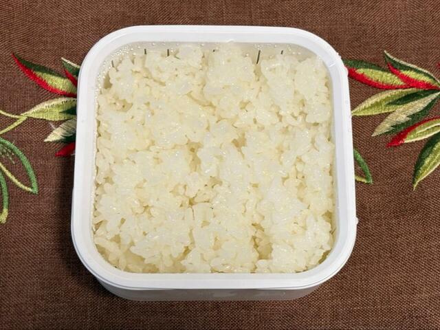 【tower 温まりやすい立つ冷凍ごはん容器】ごはん一膳分を容器に詰めて冷凍し、電子レンジ500Wで2分50秒加熱。容器裏面にも加熱時間の表記があります◎