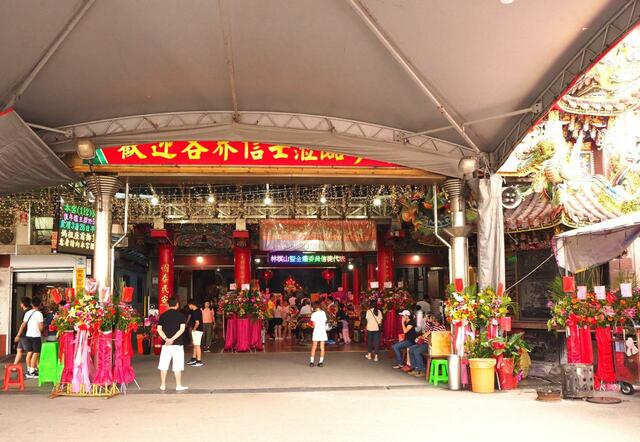 【台湾食べ歩きの旅 #9】媽祖廟（南天宮）の入口は案外近代的だ。この日は週末ということもあり、観光客や家族連れが多く訪れていた