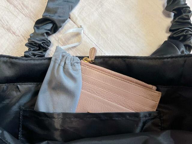 ポケットにはミニ財布とコームをイン