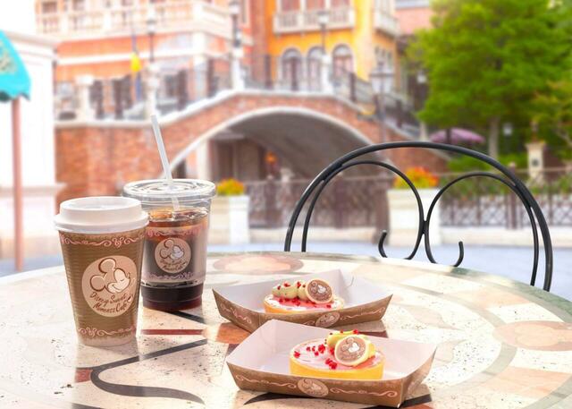 カフェ＆スウィーツセットコーヒー/アイスコーヒー＆ベリーとピスタチオのタルト 1,350円｜東京ディズニーリゾート「ディズニー・スウィートモーメント・カフェ」メニュー｜販売店舗：東京ディズニーシー「ゴンドリエ・スナック」｜発売日：2025年11月1日（土）