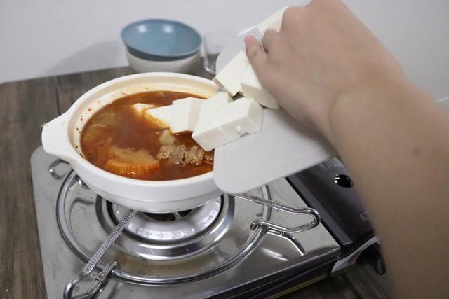 切った食材をそのまま鍋に運べる軽くて曲がるまな板 398円