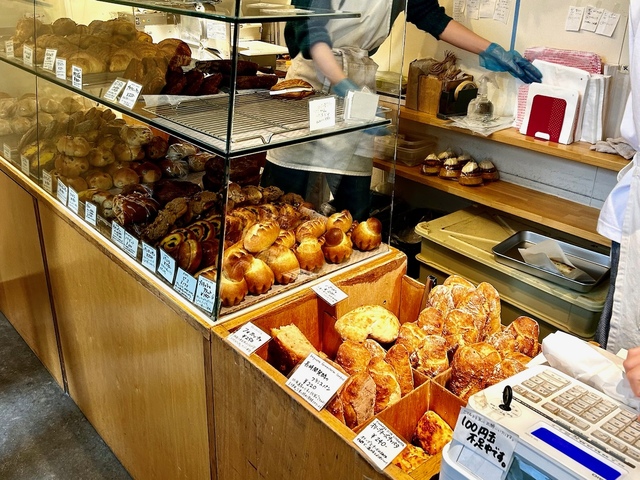 【カタネカフェ】手前にはフランスパンなどが並んでいます