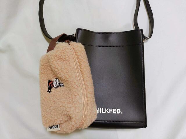 取り外し可能なショルダーがついたバッグに取り付け可能【SPRiNG(スプリング)2023年11月号付録：MOOMIN リトルミイの刺しゅうがかわいいボアポーチ】