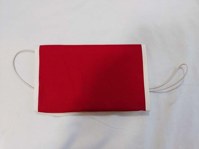 本体ポーチ裏面は、シンプルな無地