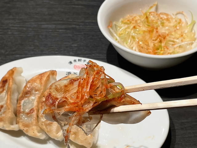 【渋谷餃子 新宿西口店】別注文のねぎ塩で食べる人も多いそうです
