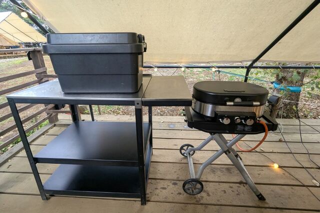 【クスクスグランピング真鶴】テント前のリビングルームにあるグリル