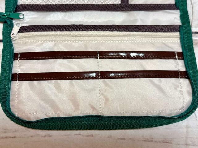 右側にはカードポケットが4つ