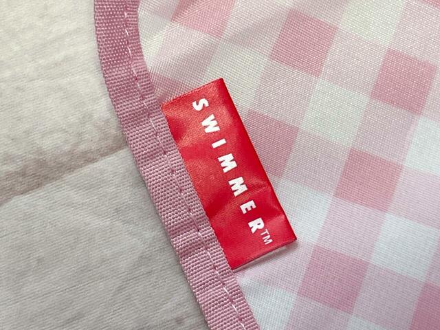 フラップには「SWIMMER」のロゴタグ付き