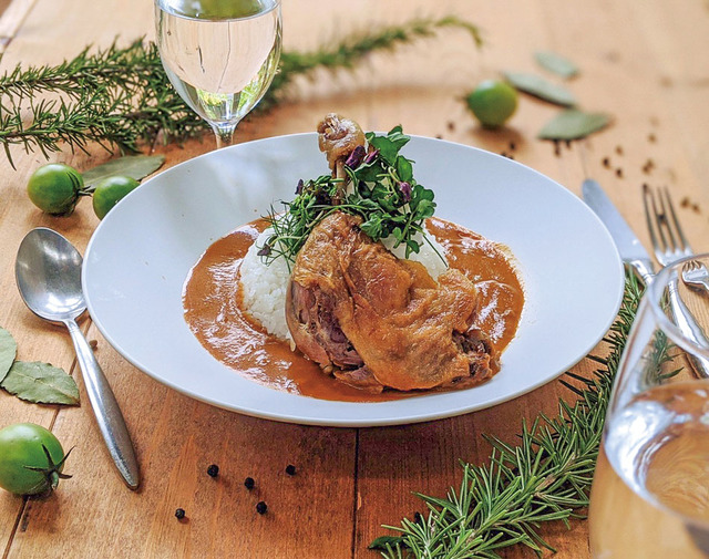 ハーブの爽やかさがアクセントのフレンチカレー1540円【兵庫・北野｜MINORI HILL｜GROUNDS】