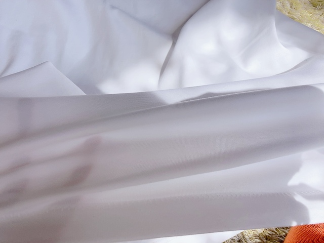 【ユニクロ クルーネックTシャツ(半袖)】ストレッチ性があり、よく伸びます