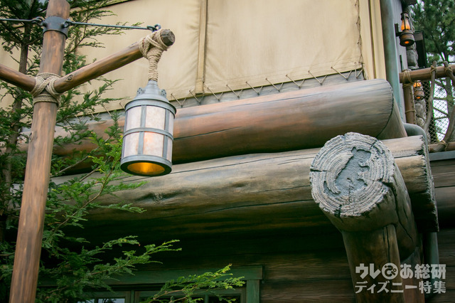 建物のあちこちにはウッドチェックの姿が…