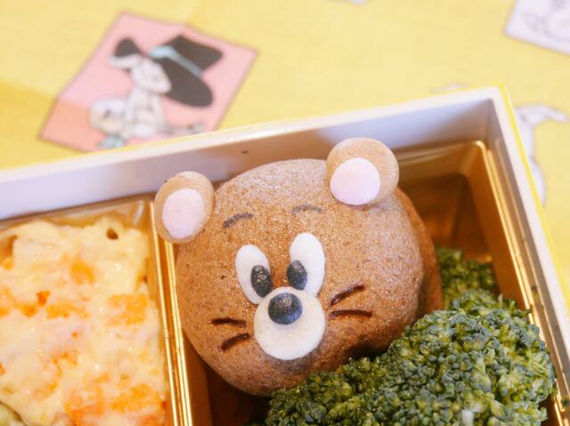 おせち・二段重「トムとジェリー」｜ジェリーのじょうよ饅頭はチョコ餡入り