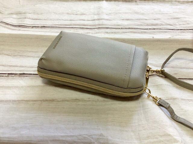 スマホを内側のポケットに入れてみました。スッキリ見えしてよりおしゃれな印象に