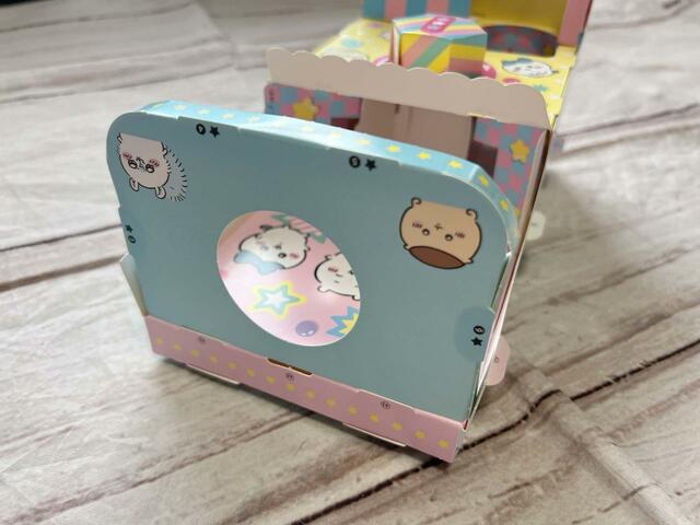 【最新付録 ちいかわガシャポン】ほんたい（うえ）を差し込みます