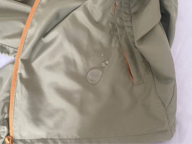 【ワークマン レディース高撥水シェルジャケット】汚れてしまっても水で洗ってさっと拭き取れる