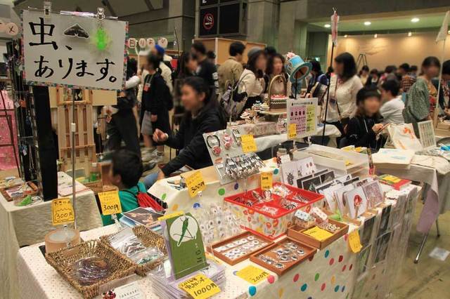 「lakkasei」のブース。てんとう虫、蛾、甲虫、幼虫など、いろいろな虫がたくさん！