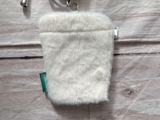 バックは装飾がないシンプルなデザイン