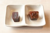 左が「小形羊羹 夜の梅」、右が「水羊羹 小倉」