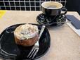 【ビースクエアード】淹れたてのコーヒーと焼きたての「シナモンロール」。清澄白河本店にて