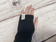 指穴付きで手の甲まですっぽりカバー！袖口に「Suuto」のロゴタグ付きなのもうれしいポイント
