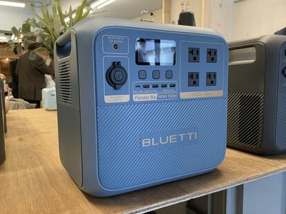 大容量なのにコンパクト。BLUETTIの新作ポタ電「AORA 300」は、「家に
