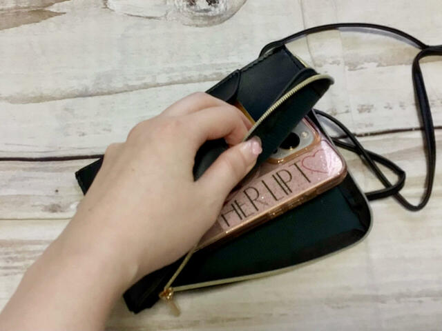 スマホがぴったり収納できるサイズ感