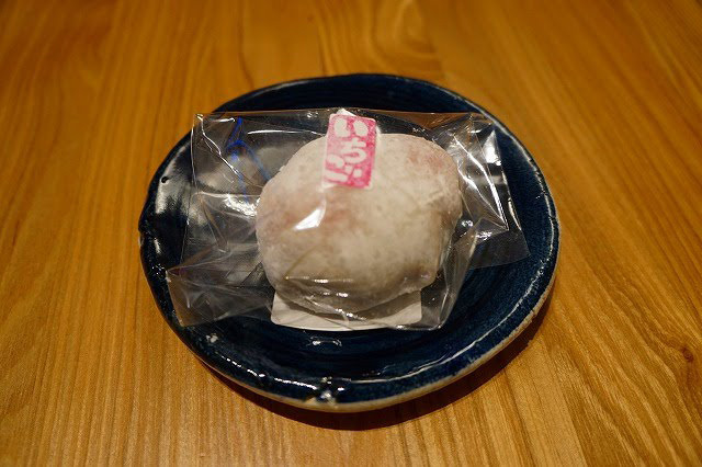 小粒の苺がなんと二つ！　果匠正庵（広尾）　いちご大福　324円