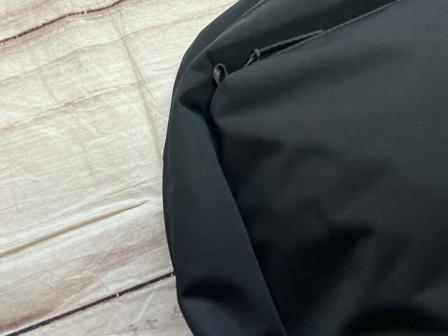 カラーはブラックとグレーの2色展開。今回はブラックをチョイス