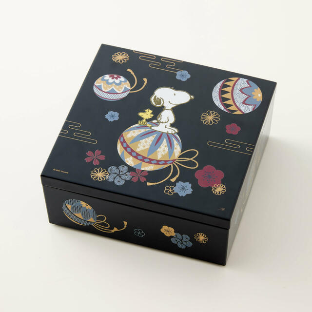 「おせち・一段重「スヌーピー」」＜価格：19,900円(税込)＞【【2025年おせち】ベルメゾンに「トムとジェリー」「スヌーピー」「ムーミン」「すみっコぐらし」4種の“人気キャラおせち”が登場！】