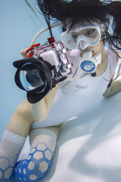 “水中×ニーソ”2人の女の子で2倍かわいい！