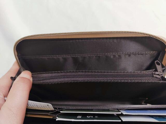 薄いアイテムが入る「スリムポケット」付き