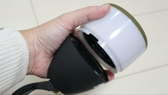 【ワークマン ヴァリアブル ランタンライト】回して開け、電池を入れる