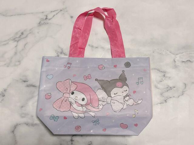 背面は異なるイラスト入りなのがうれしい！