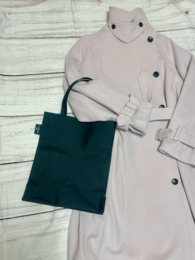 クリーンなウールトレンチコートに合わせてみました