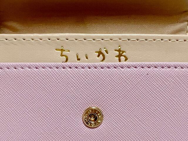 「ちいかわ」のロゴはひらがな。ゴールドでデザインされています【アベイル×ちいかわ】名刺入れ(ちいかわ)※モモンガデザインの名刺入れ:1,980円(税込)