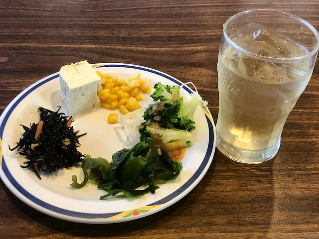 【ステーキガスト　超粗びきステーキバーグ約120g×2】サラダとお茶を味わいながらハンバーグが運ばれて来るのを待ちます